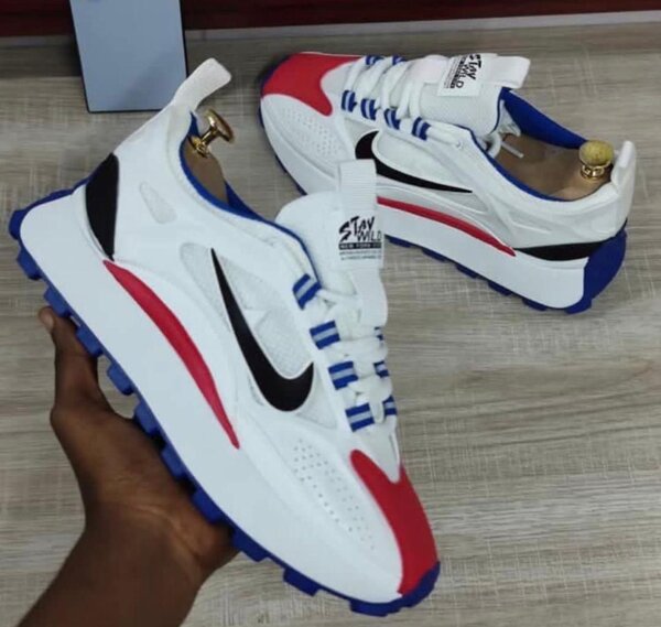 Chaussures Nike blanches avec détails rouges et bleus