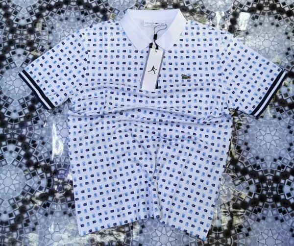 Polo à motifs géométriques