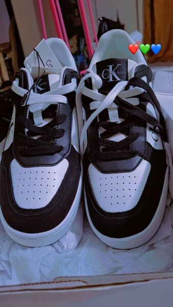 Sneakers noirs et blancs