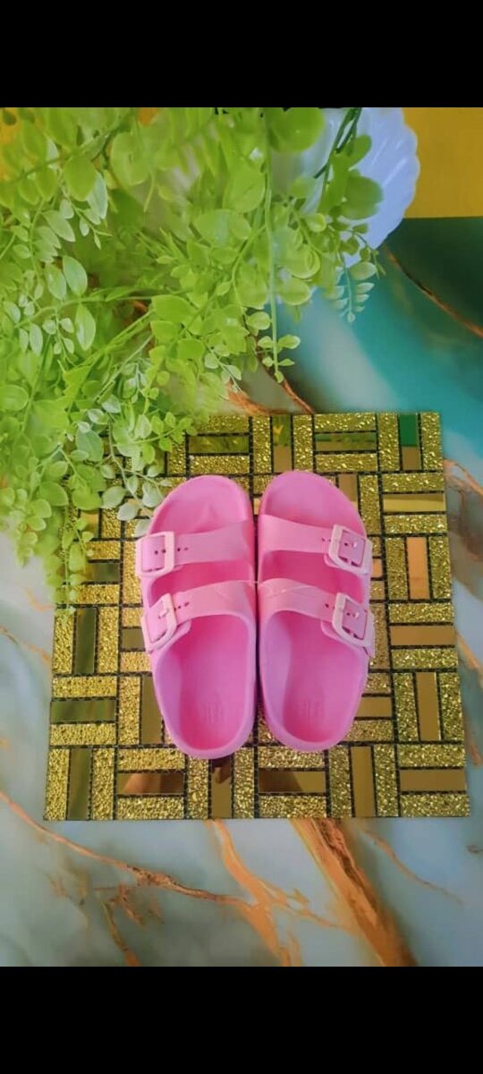 Sandales roses pour enfants