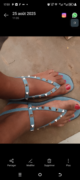 Sandales bleues cloutées