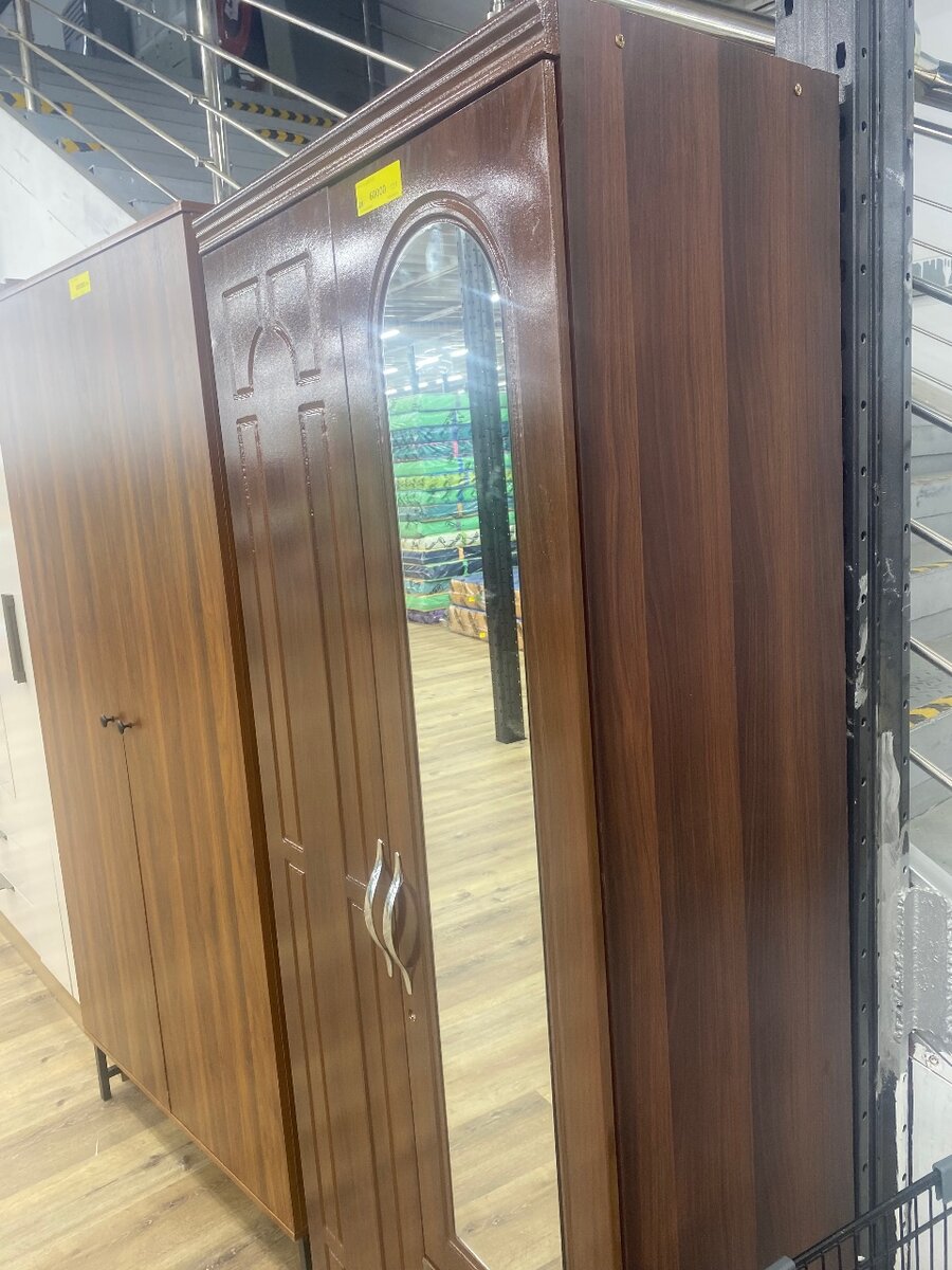 Armoire en bois avec miroir