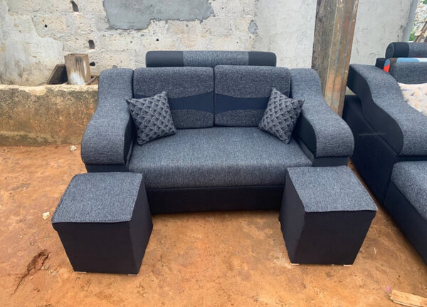 Canapé gris foncé en tissu avec ottomans