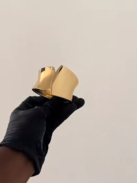 Bracelet doré sculptural