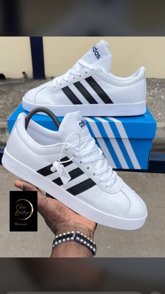 Basket Adidas avec carton