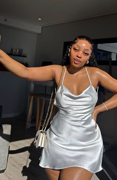 Robe satinée élégante