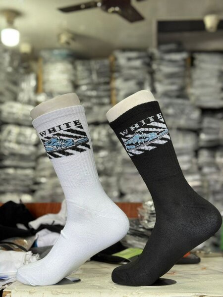 Chaussettes noires et blanches tendance