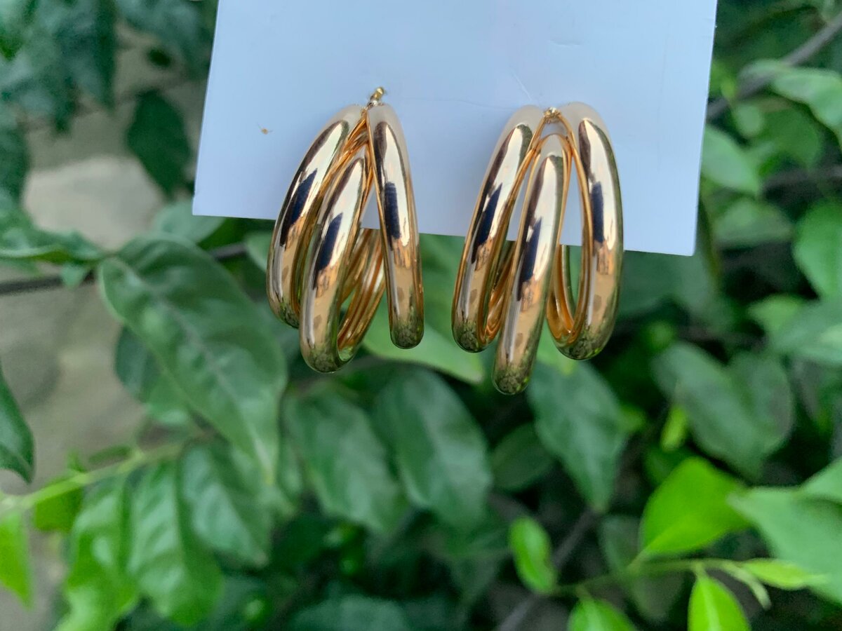 Boucles d'oreilles cerceau dorées élégantes