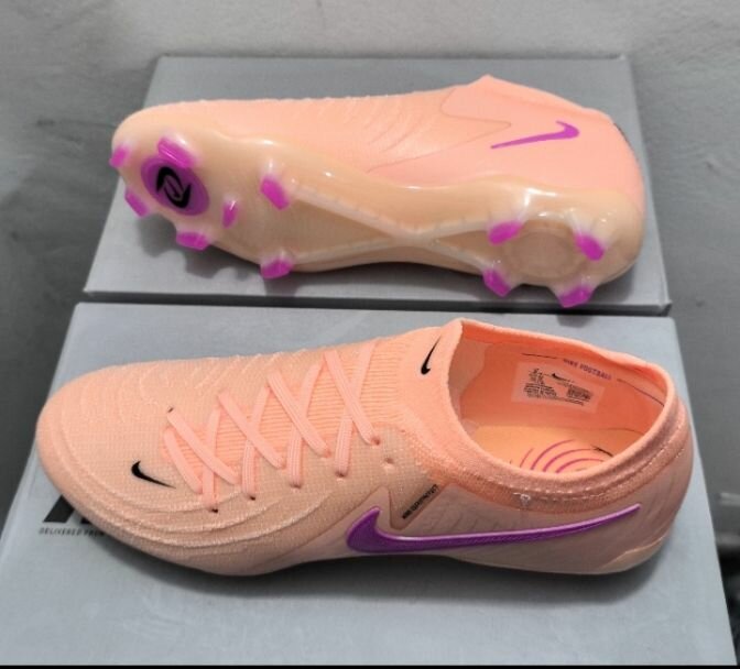 Nike Mercurial et adidas