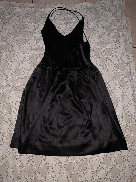 Robe Noire Satinée Élégante