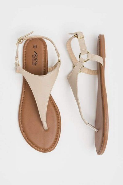 Sandales plates beiges élégantes