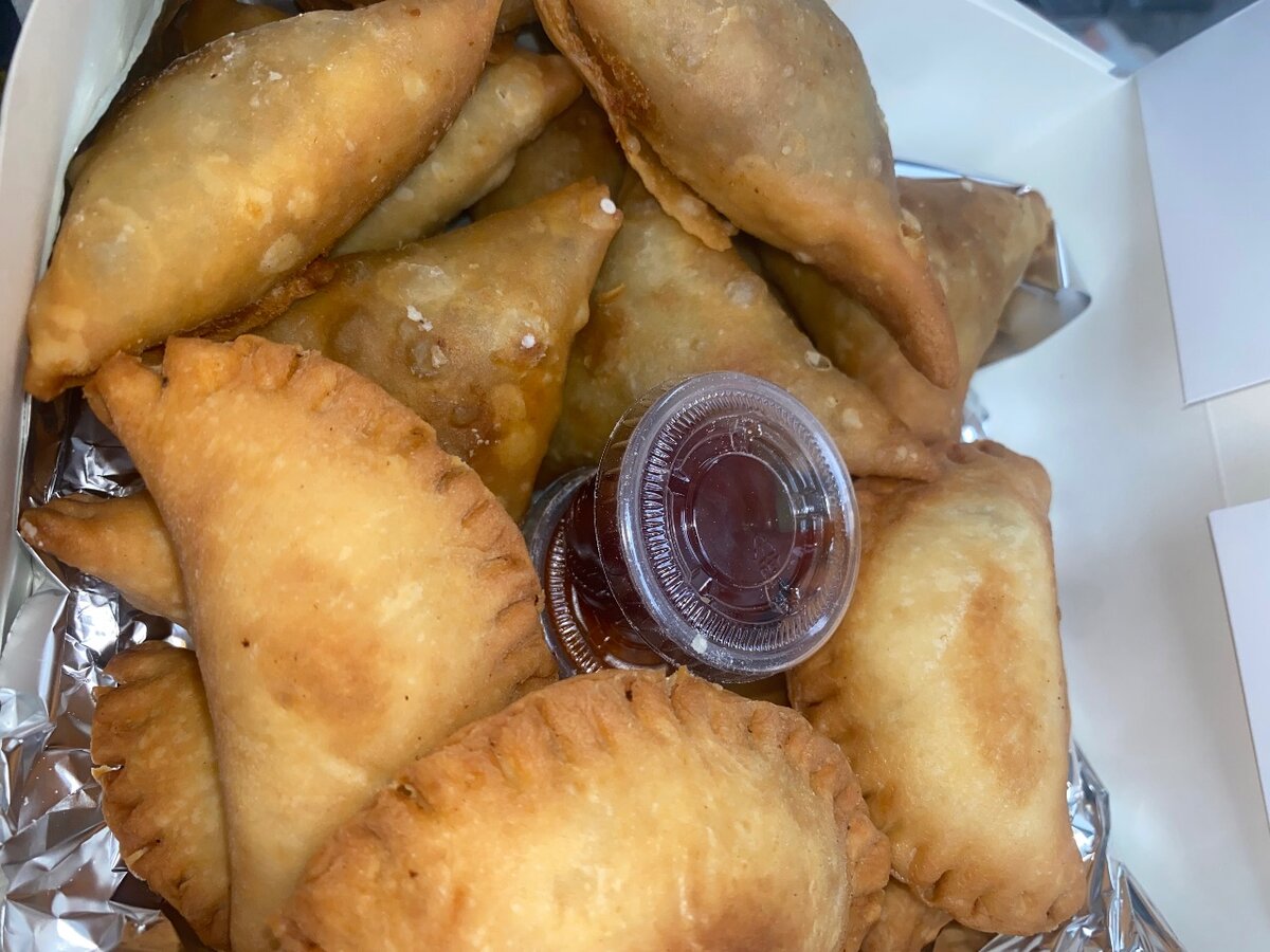 Samosas savoureux et pastel