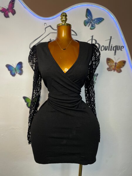 Robe noire manches dentelle