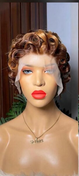 Perruque courte ondulée