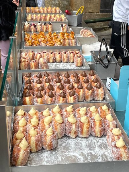 Doughnuts fourrés variés délicieux