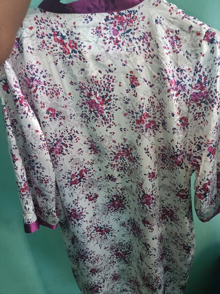 Robe en satin floral élégante