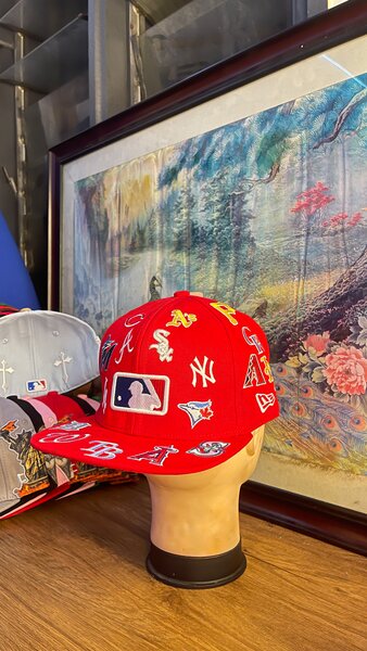 Casquette rouge MLB logos