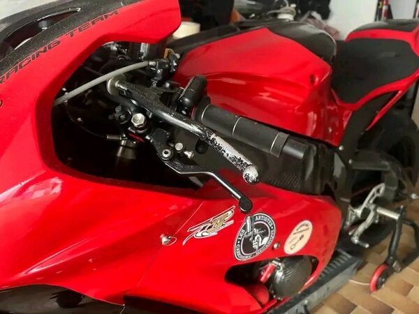 Superbike de course rouge