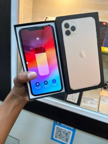 iPhone 11 Pro Max 64go quasi neuf avec son carton