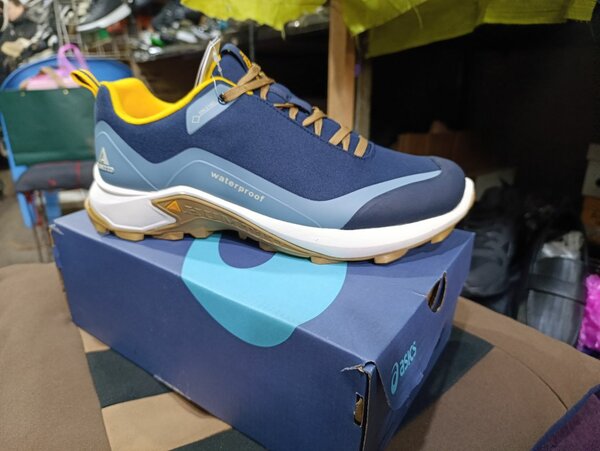 Спортивные кроссовки