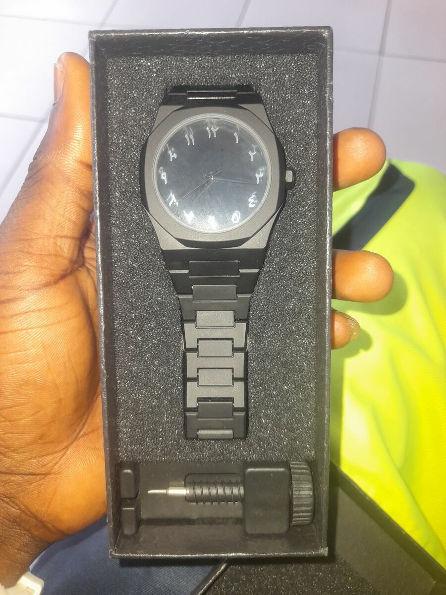 Montre bracelet noir élégante