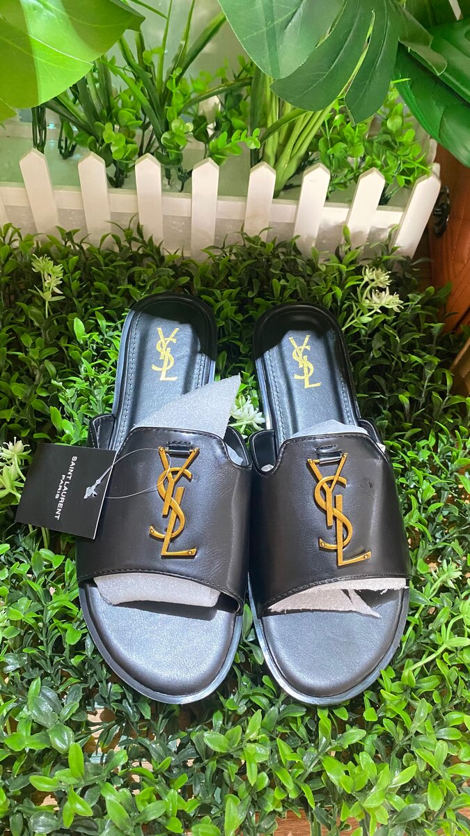 Sandales en cuir noir YSL