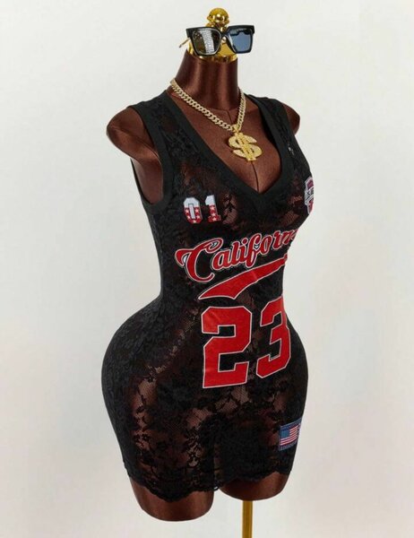 Robe moulante dentelle noire