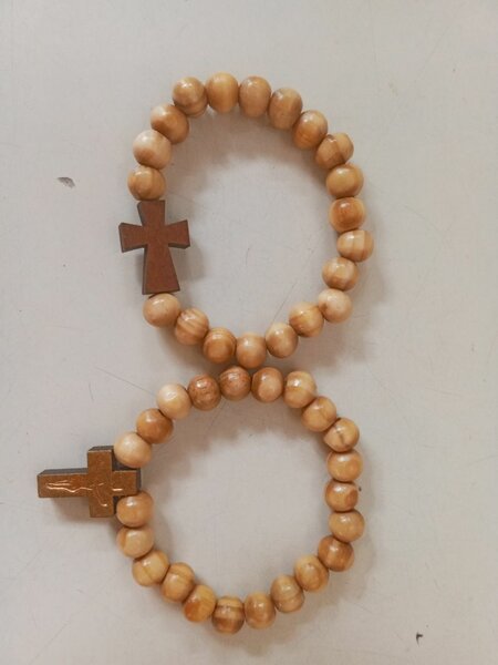 Bracelets en perles avec croix