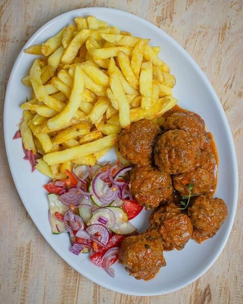 Assiette de boulettes et frites