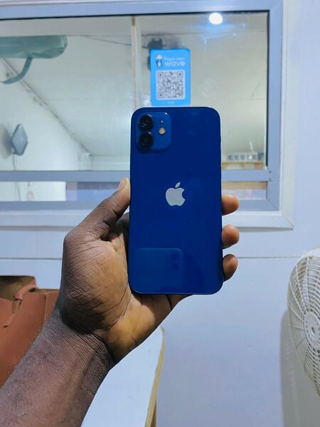 iPhone 12 64giga casineuf tout passe propre