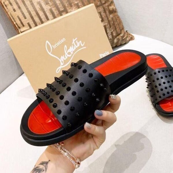 Sandales Cloutées Élégantes