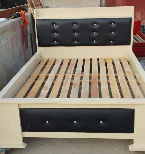 Lit double capitonné en cuir noir