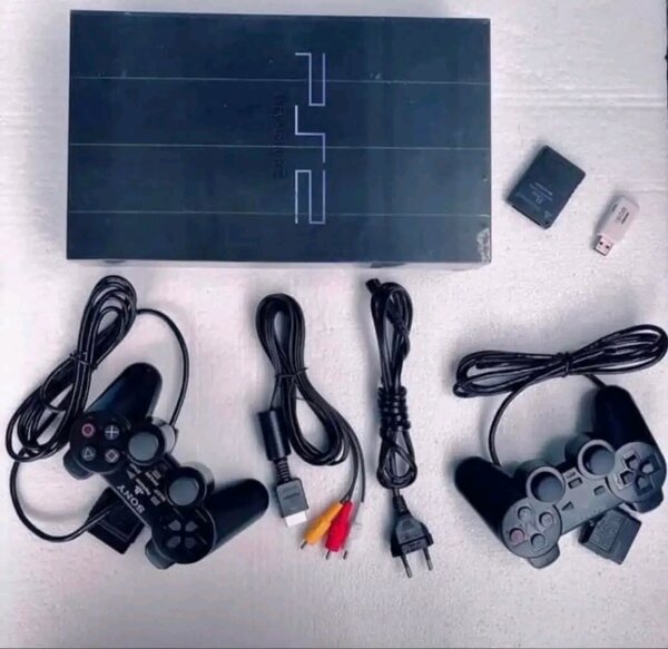 Console PlayStation 2 avec accessoires