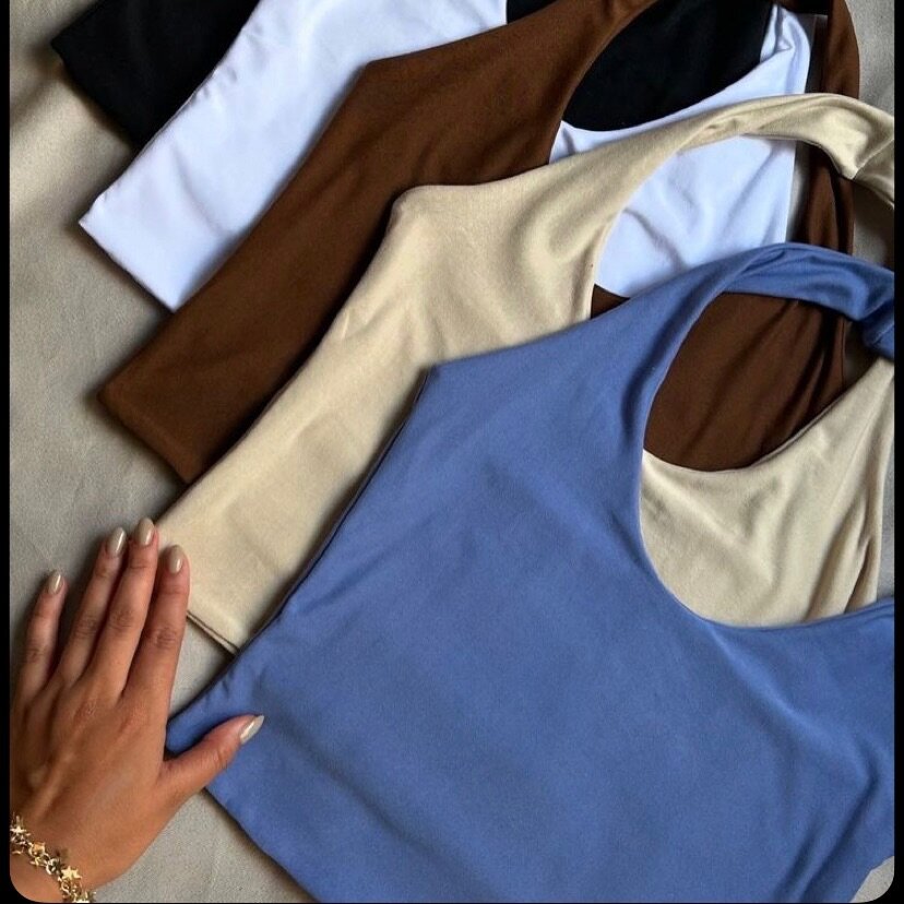 Hauts courts élégants femme