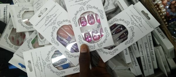 Ongles faux décoratifs colorés
