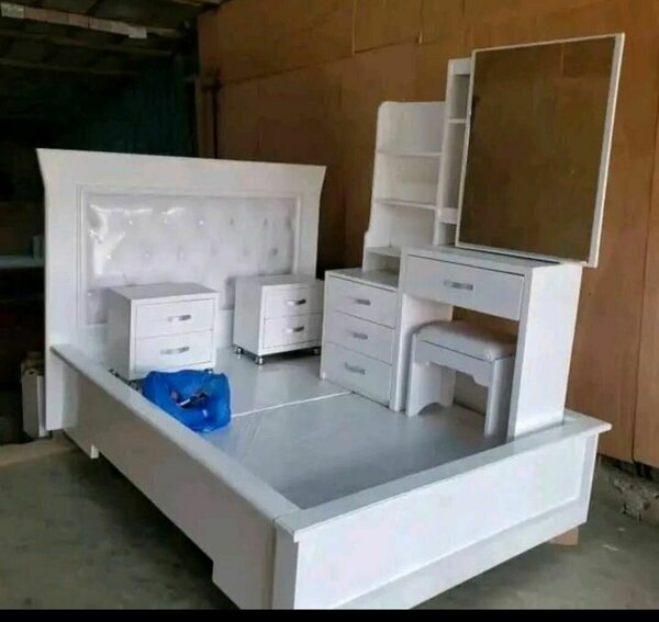 Chambre à coucher moderne blanc