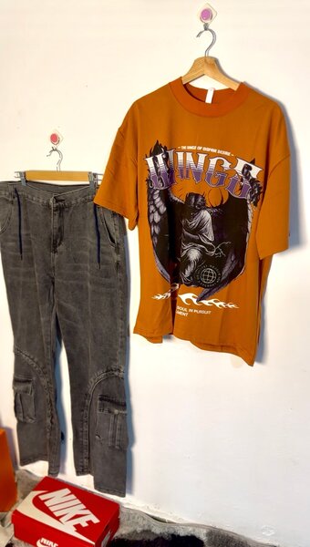 T-shirt graphique marron avec motif