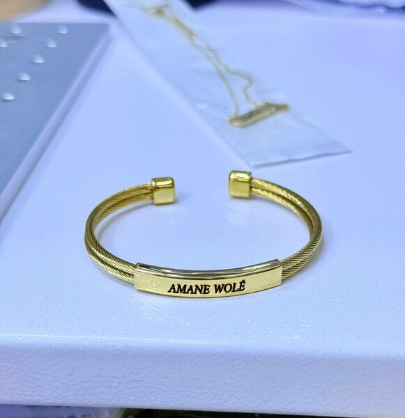 Bracelet câble doré élégant