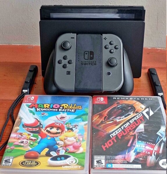 Console Nintendo Switch avec jeux et accessoires