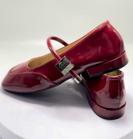 Эти лакированные балетки сочетают в себе роскошь и комфорт, идеально подходя как для повседневной использования, так и для особых случаев. 😍