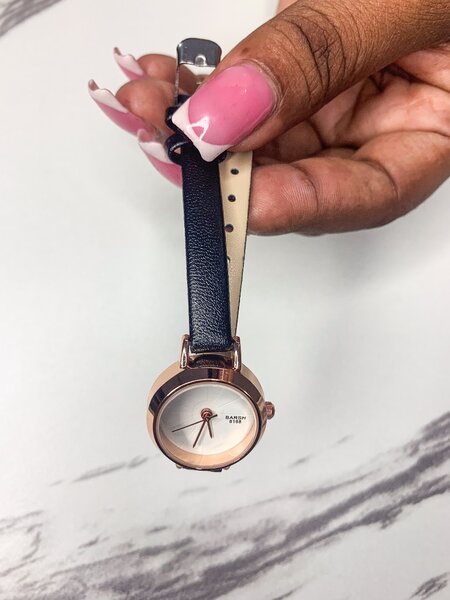 MONTRE EN CUIR NOIR POUR FEMME