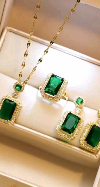 Parure de bijoux en émeraude