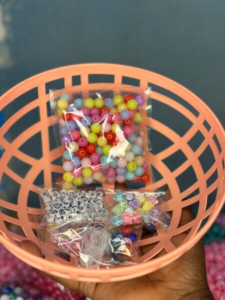 Perles colorées assorties