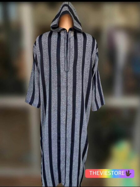 Robe à capuche rayée élégante