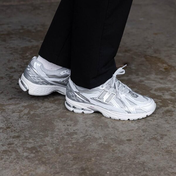 Baskets de course argentées élégantes
