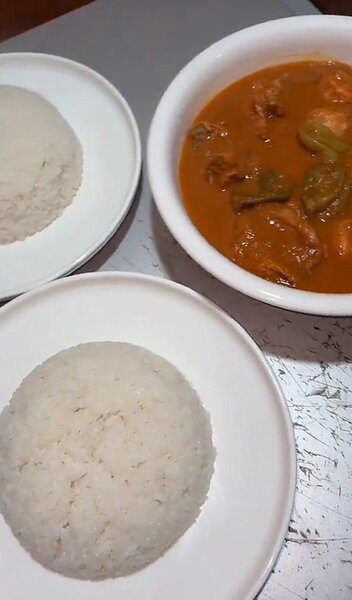 Riz Blanc avec Sauce Savoureuse