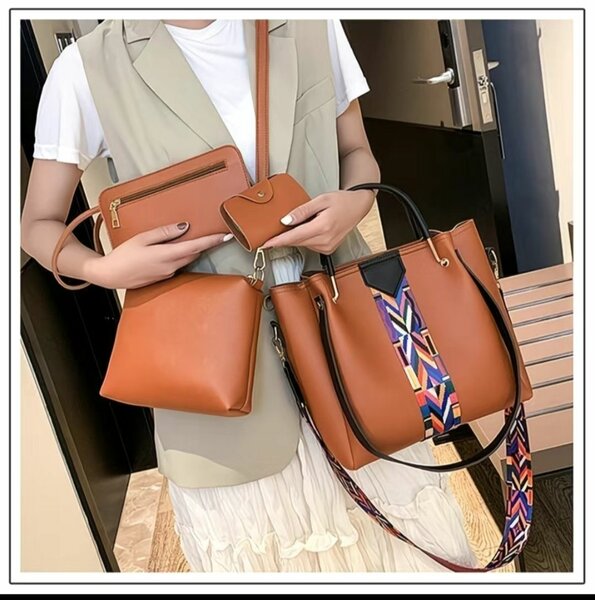 Sac à main en cuir marron avec accessoires