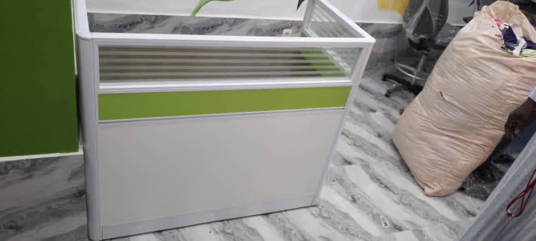 Présentoir à vêtements blanc et vert