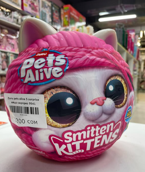 Original Zuru Pets Alive😍 Они издают более 10 реальных звуков, а их глаза светятся в темноте! Покормите голодного питомца молочком из бутылочки и послушайте, как он будет мурлыкать. В упаковке 5 сюрпризов. В комплекте: