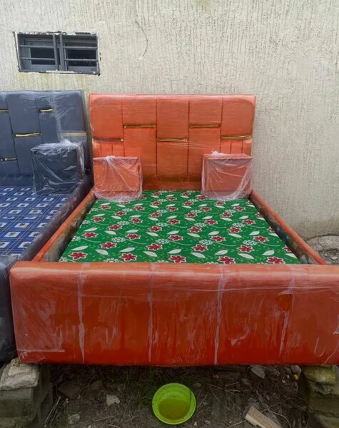 Lit double moderne confortable